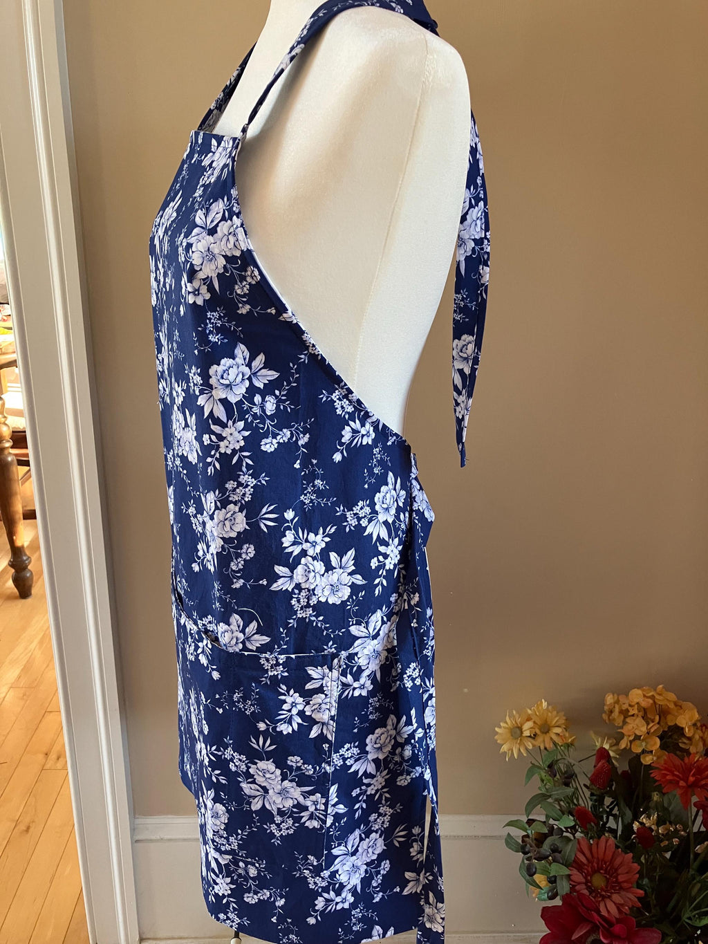 Blue and White Floral Apron//Matching Hot Pad//Matching Cozy// Kitchen//Craft//Garden//Outdoor
