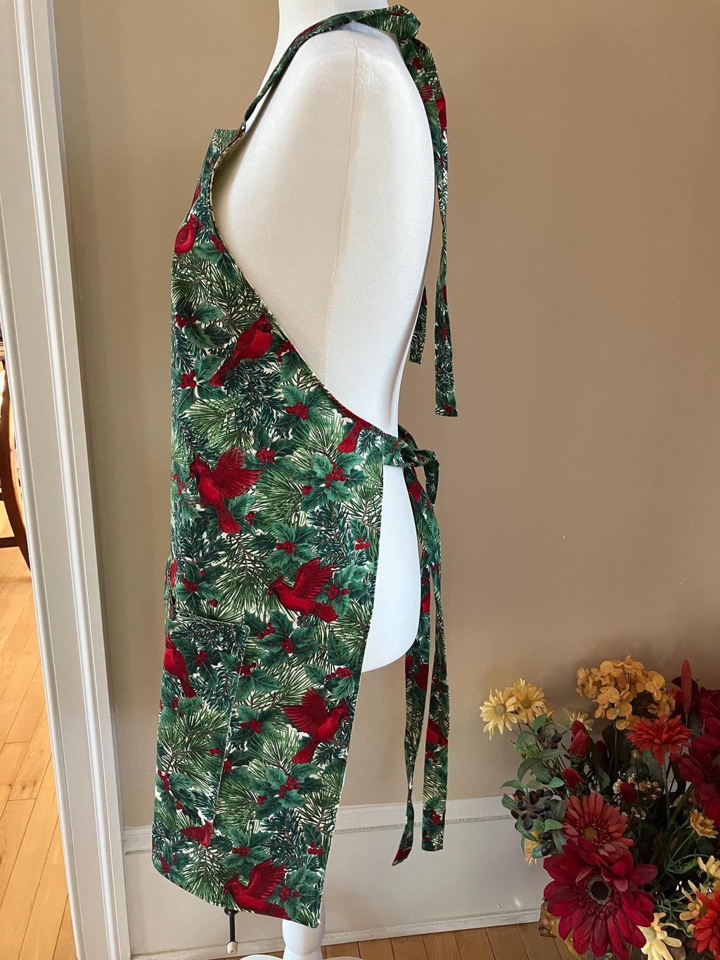 Cardinal Apron with Matching Hot Pad Set// Kitchen//Holiday